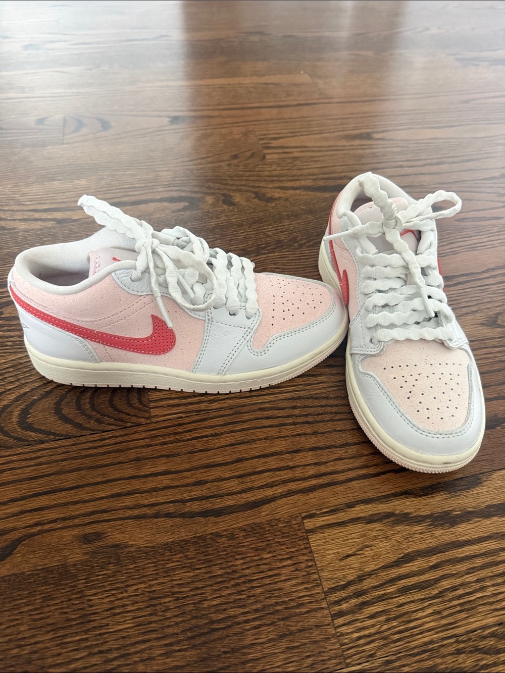 Air Jordan 1 Low SE Strawberry Milkshake Pink White Women’s Size 5
